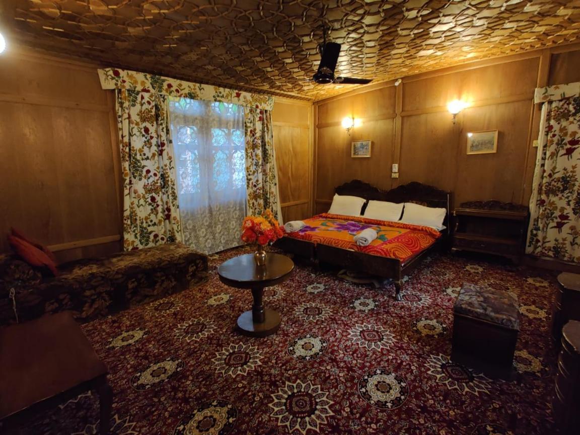 Hb Alps Houseboat Hotel Srinagar (Jammu and Kashmir)