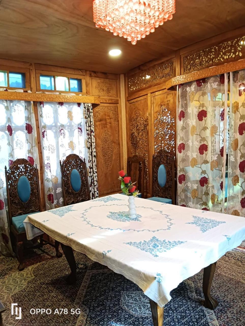 Botel Golden Crest Dallake 3*