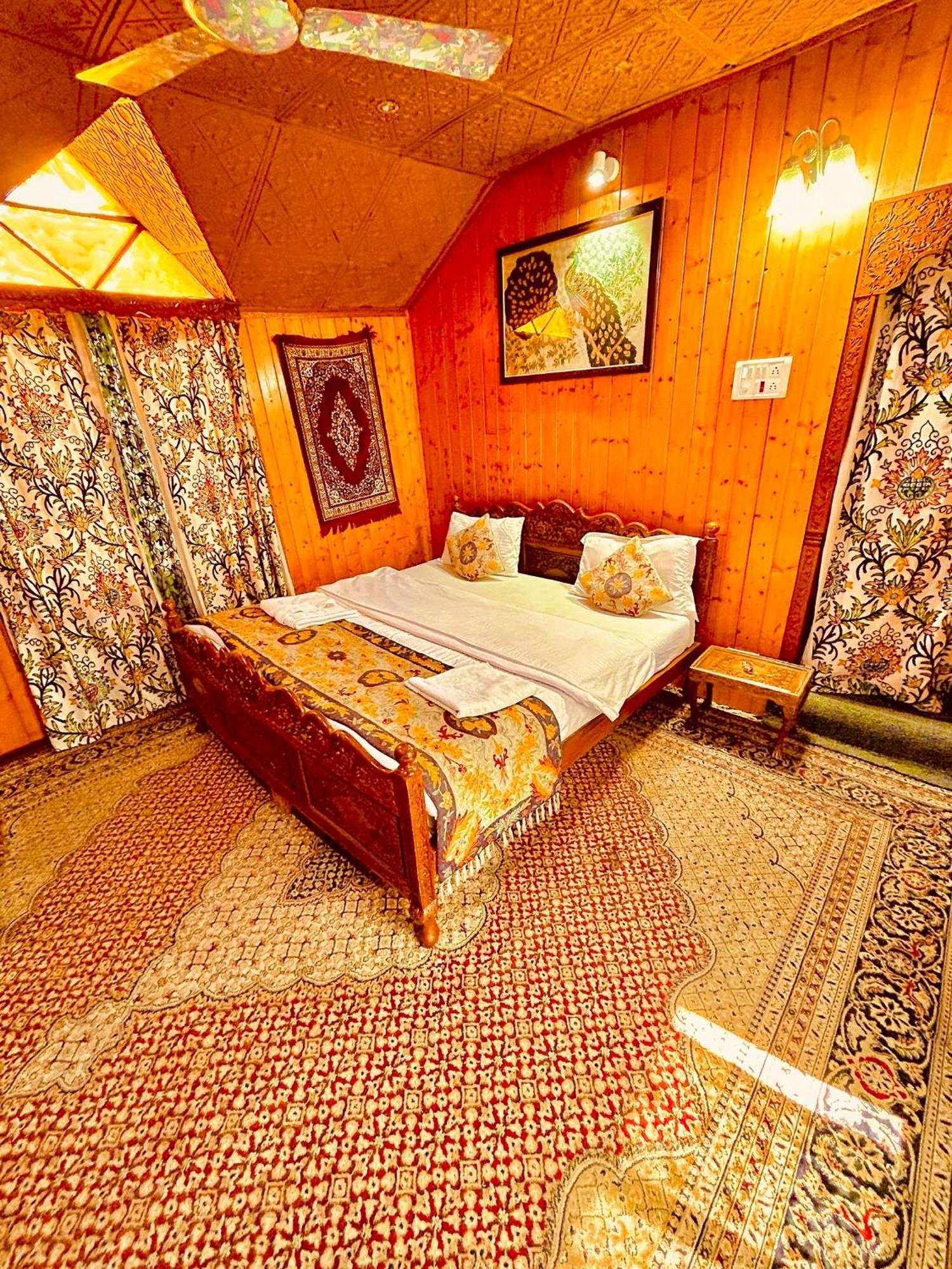 Hotel Hareem Group Of Houseboats Srinagar (Jammu and Kashmir)