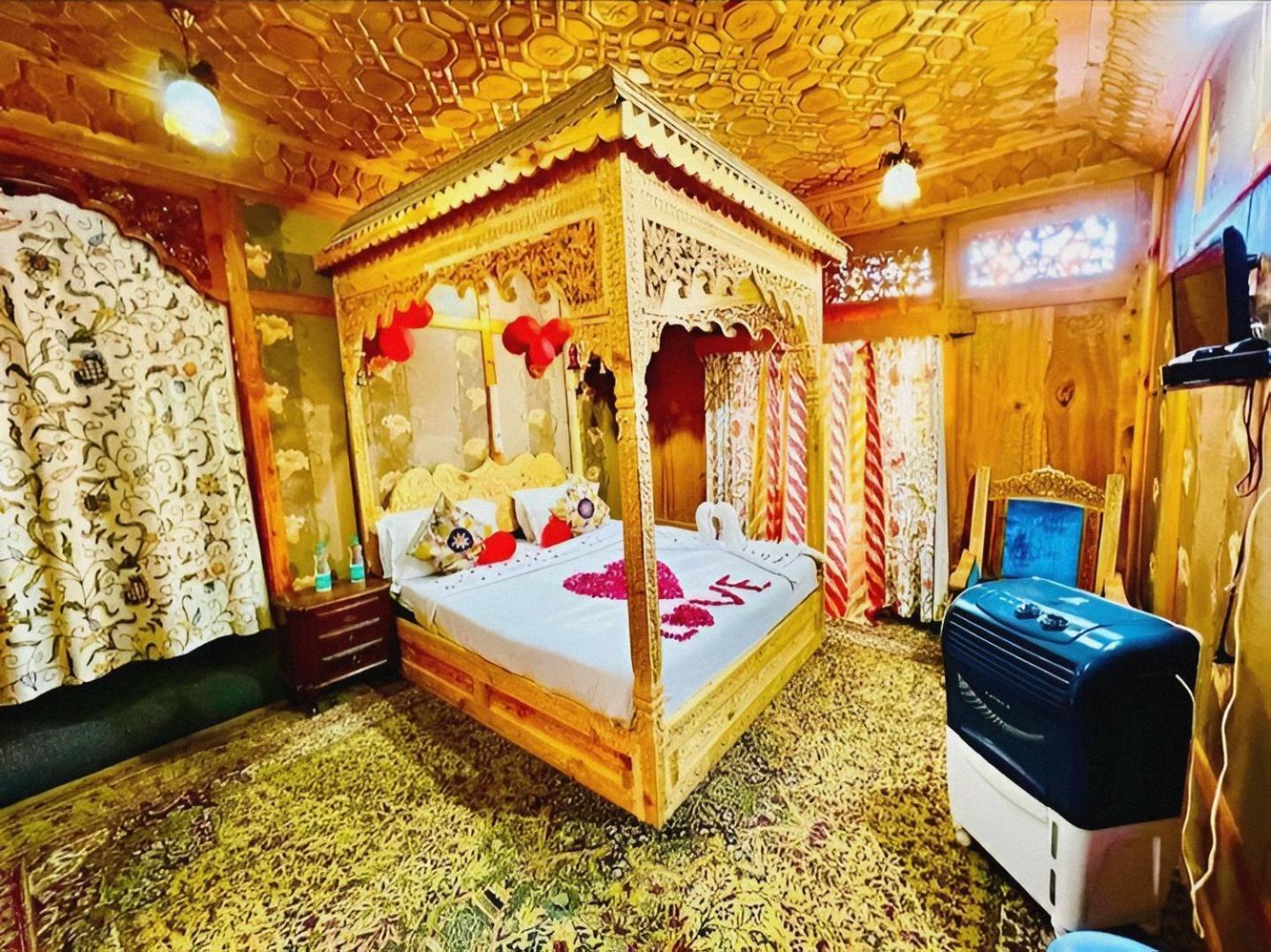 Hareem Group Of Houseboats