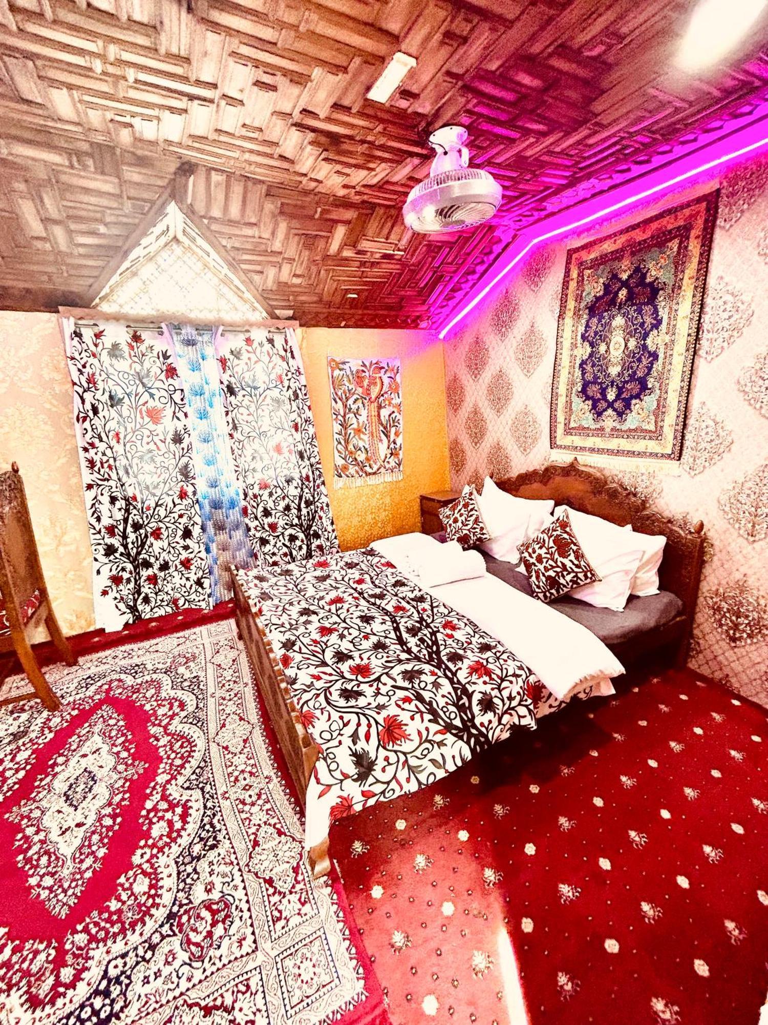 Hotel Hareem Group Of Houseboats