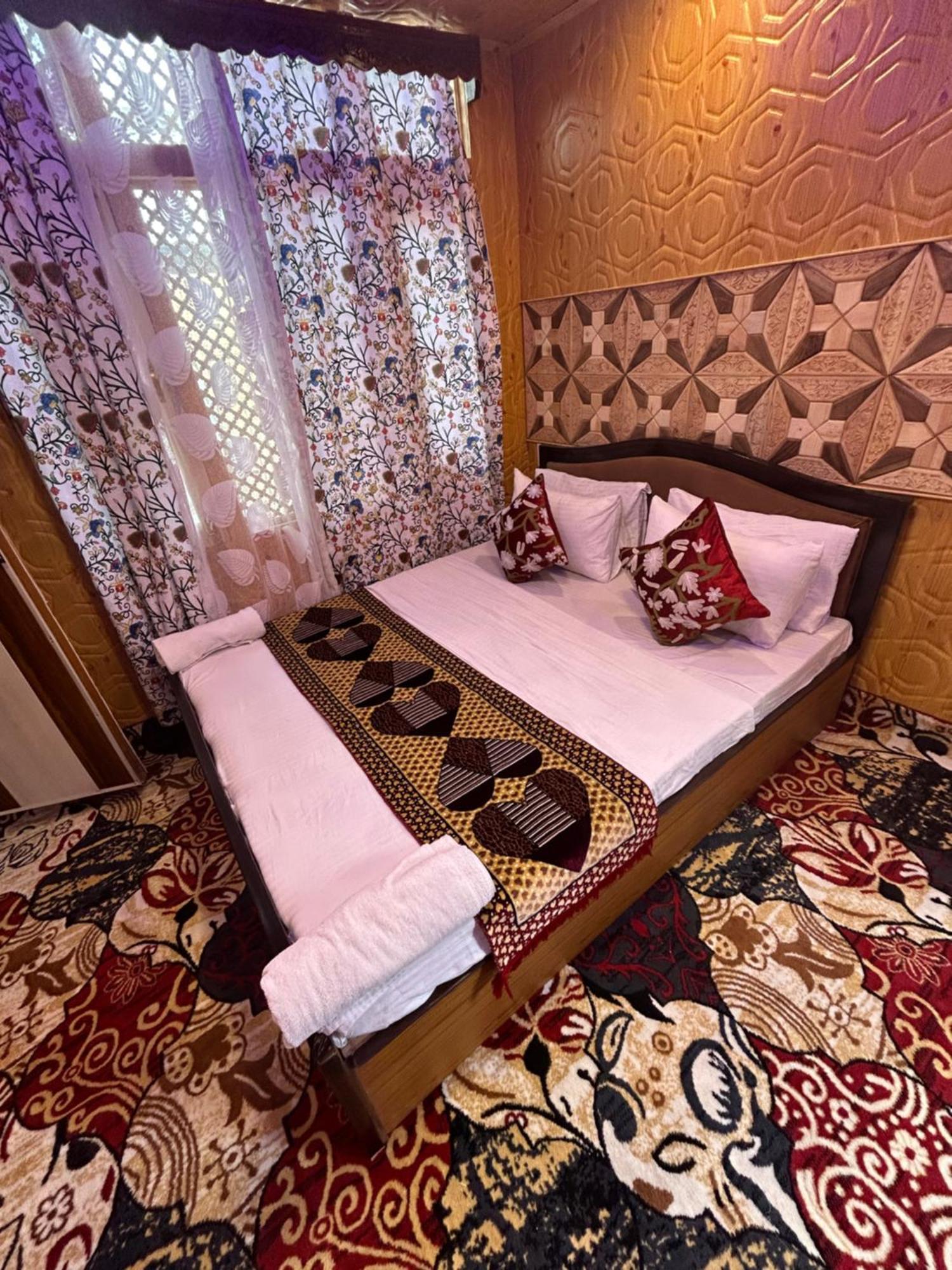 Hareem Group Of Houseboats Hotel Srinagar (Jammu and Kashmir)