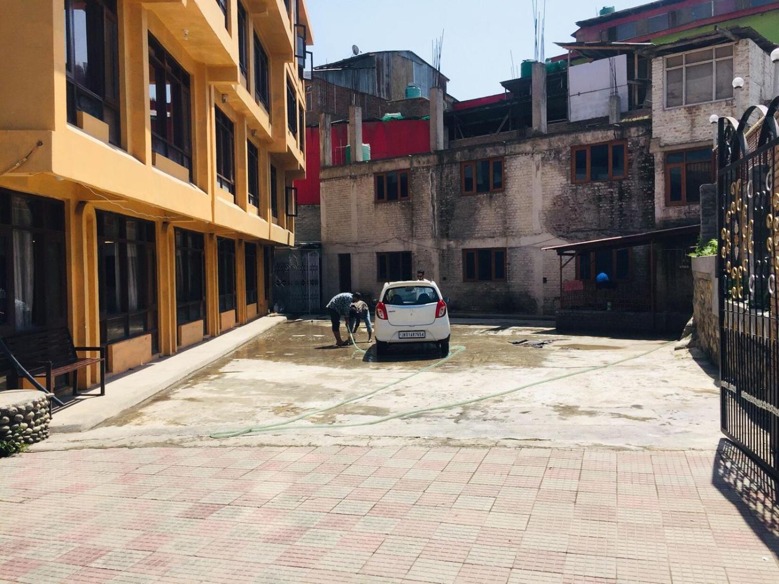 Kashmir Hill Town 3*
