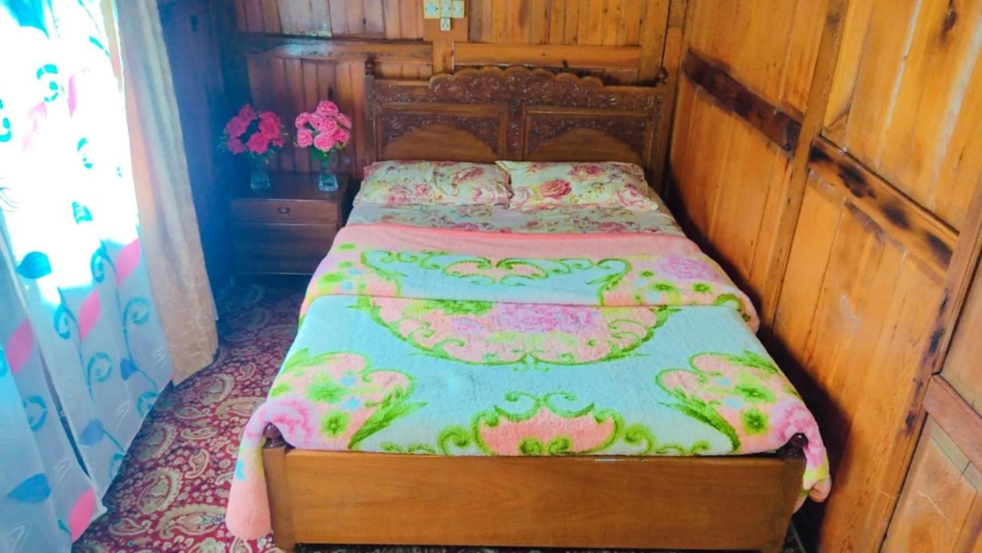 Houseboat Young Wild Rose Hotel 3*