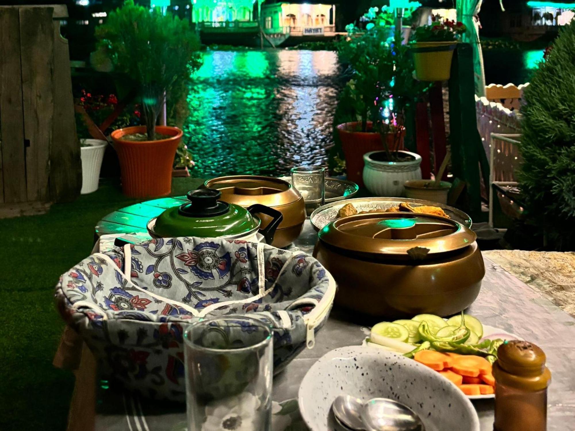 Hotel King Of Kings Houseboat