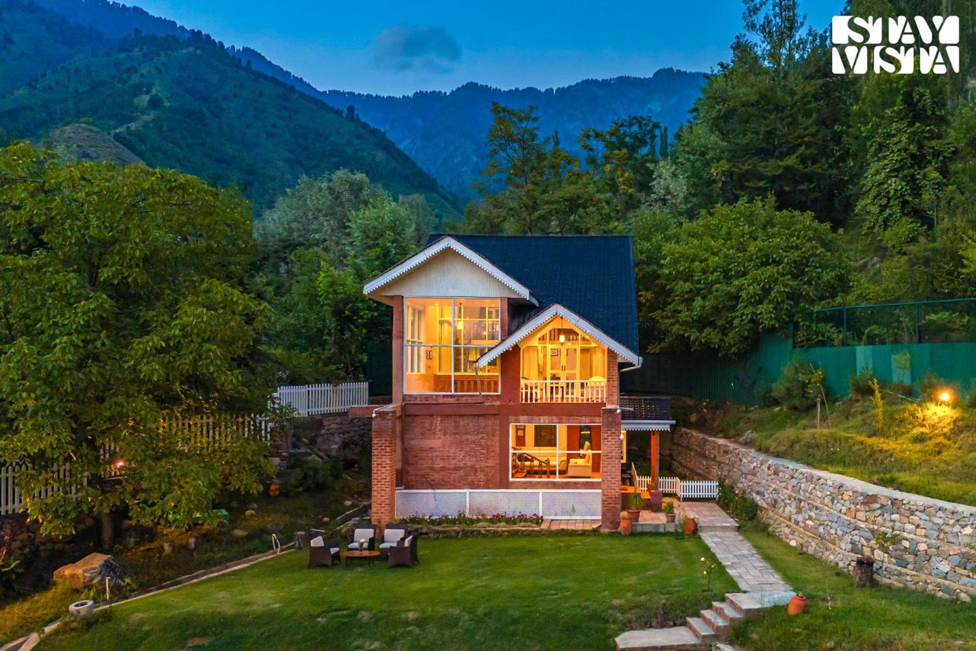 Stayvista At Aaram Gah With Lawn, Bonfire, Bbq Villa
