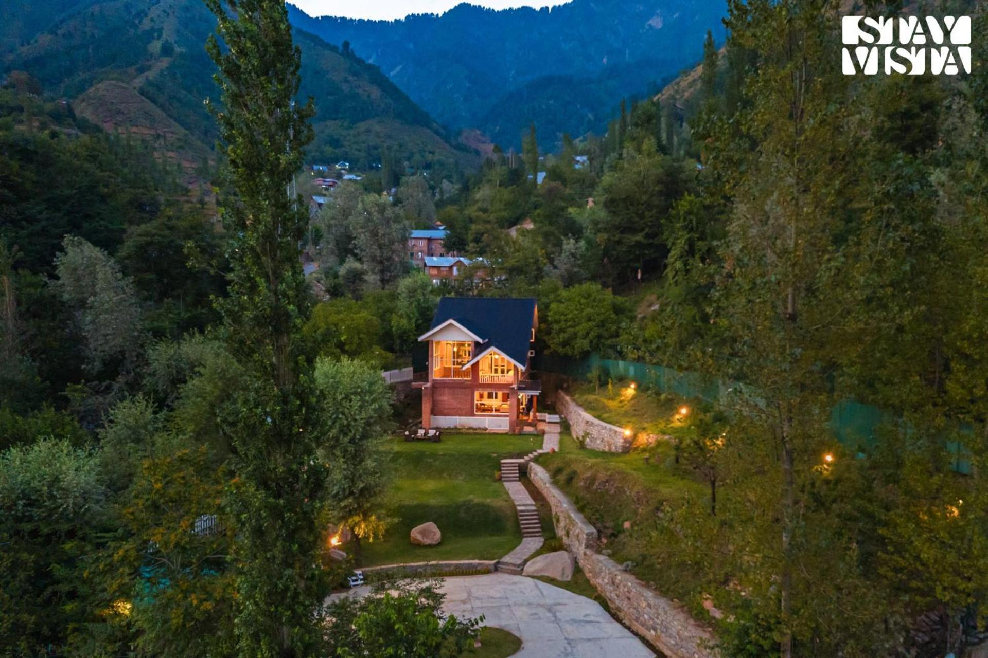 Stayvista At Aaram Gah With Lawn, Bonfire, Bbq Villa Srinagar (Jammu and Kashmir)