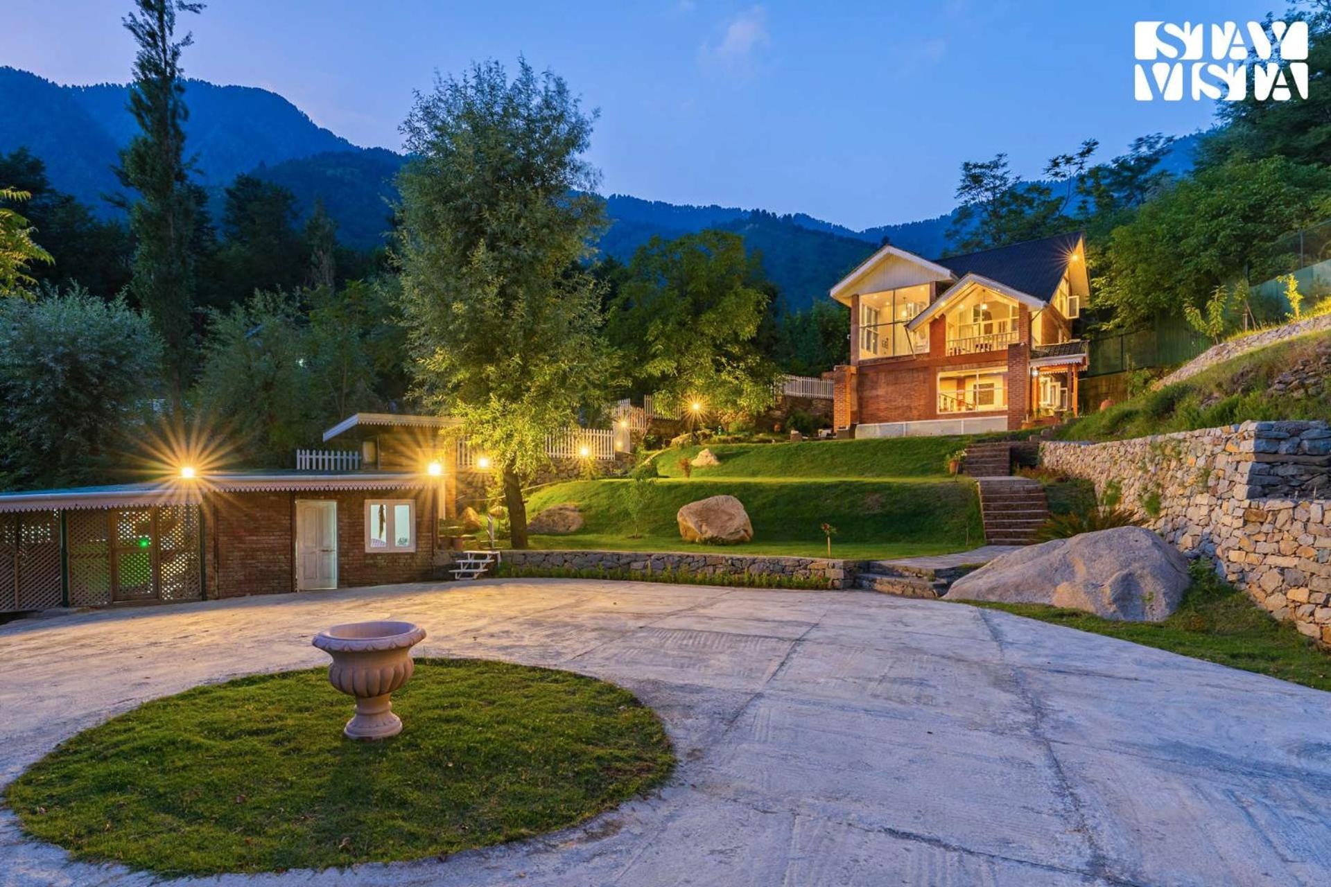 Villa Stayvista At Aaram Gah With Lawn, Bonfire, Bbq Srinagar (Jammu and Kashmir)