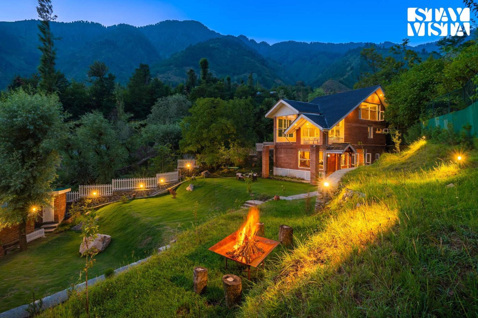 Stayvista At Aaram Gah With Lawn, Bonfire, Bbq