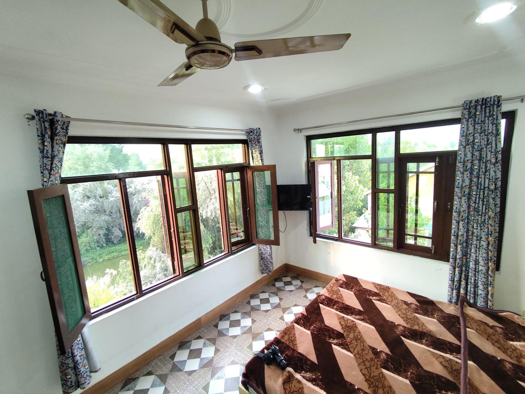 Hotel The Heaven Tree Srinagar (Jammu and Kashmir)