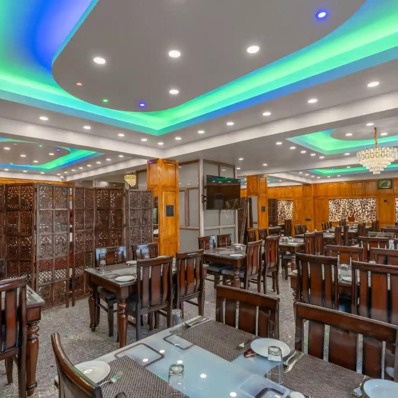Leomir & Restaurant Hotel Srinagar (Jammu and Kashmir)