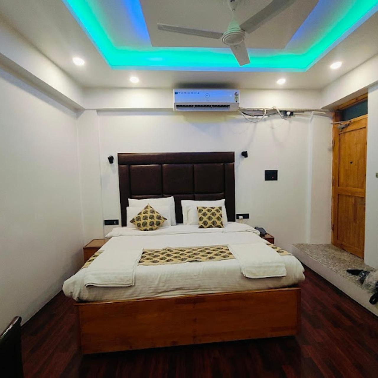 Hotel Leomir & Restaurant Srinagar (Jammu and Kashmir)