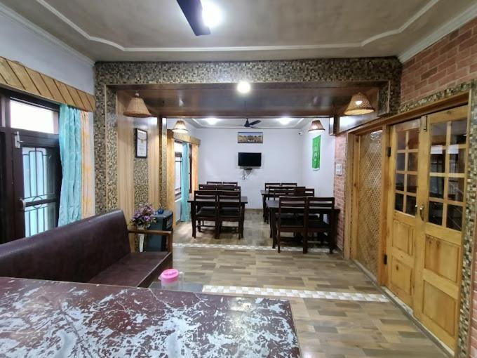 Hotel Kashmir Srinagar (Jammu and Kashmir)