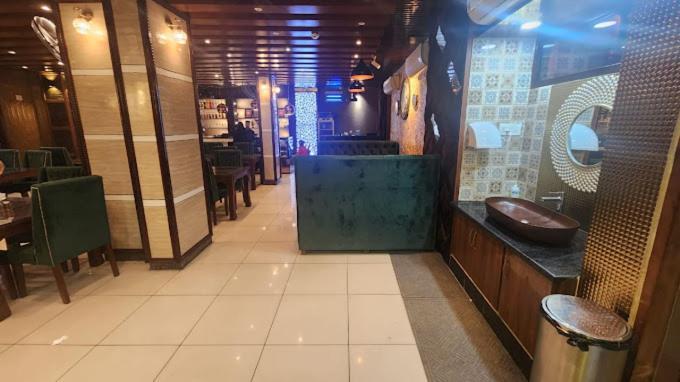 Hotel Azizia Srinagar (Jammu and Kashmir)