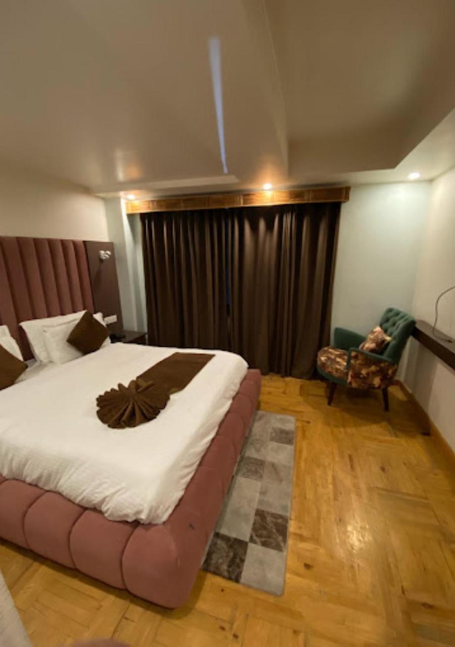 Grand Mir International, Hotel