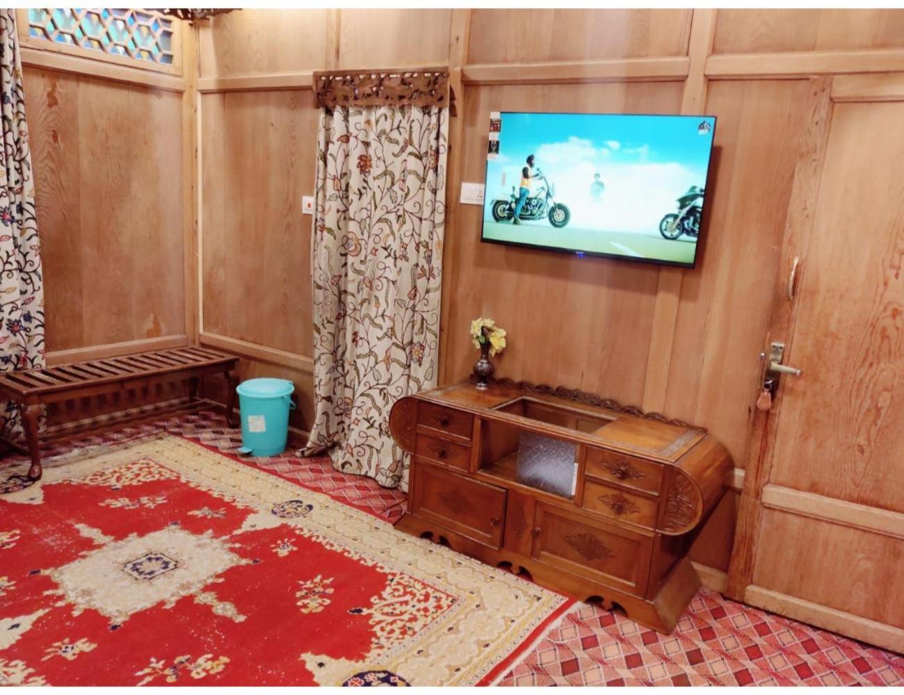 Royal Dandoo Palace, Srinagar (Jammu and Kashmir)