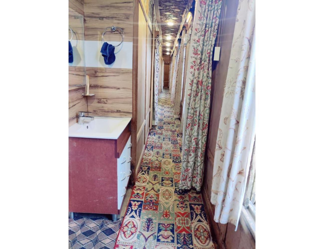 Royal Dandoo Palace, Homestay *