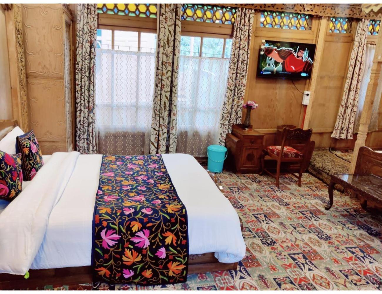 Homestay Royal Dandoo Palace, *