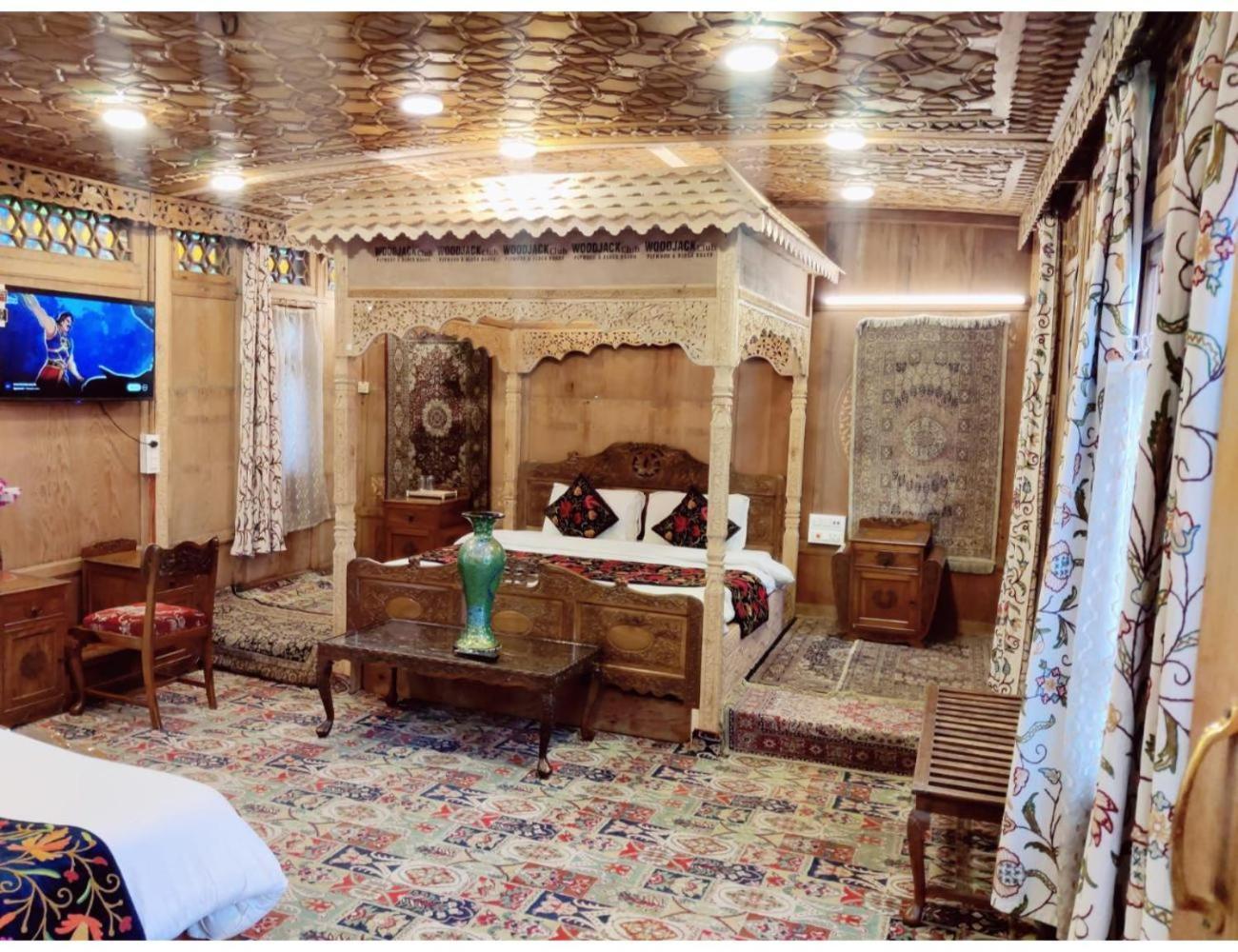 Royal Dandoo Palace, Homestay