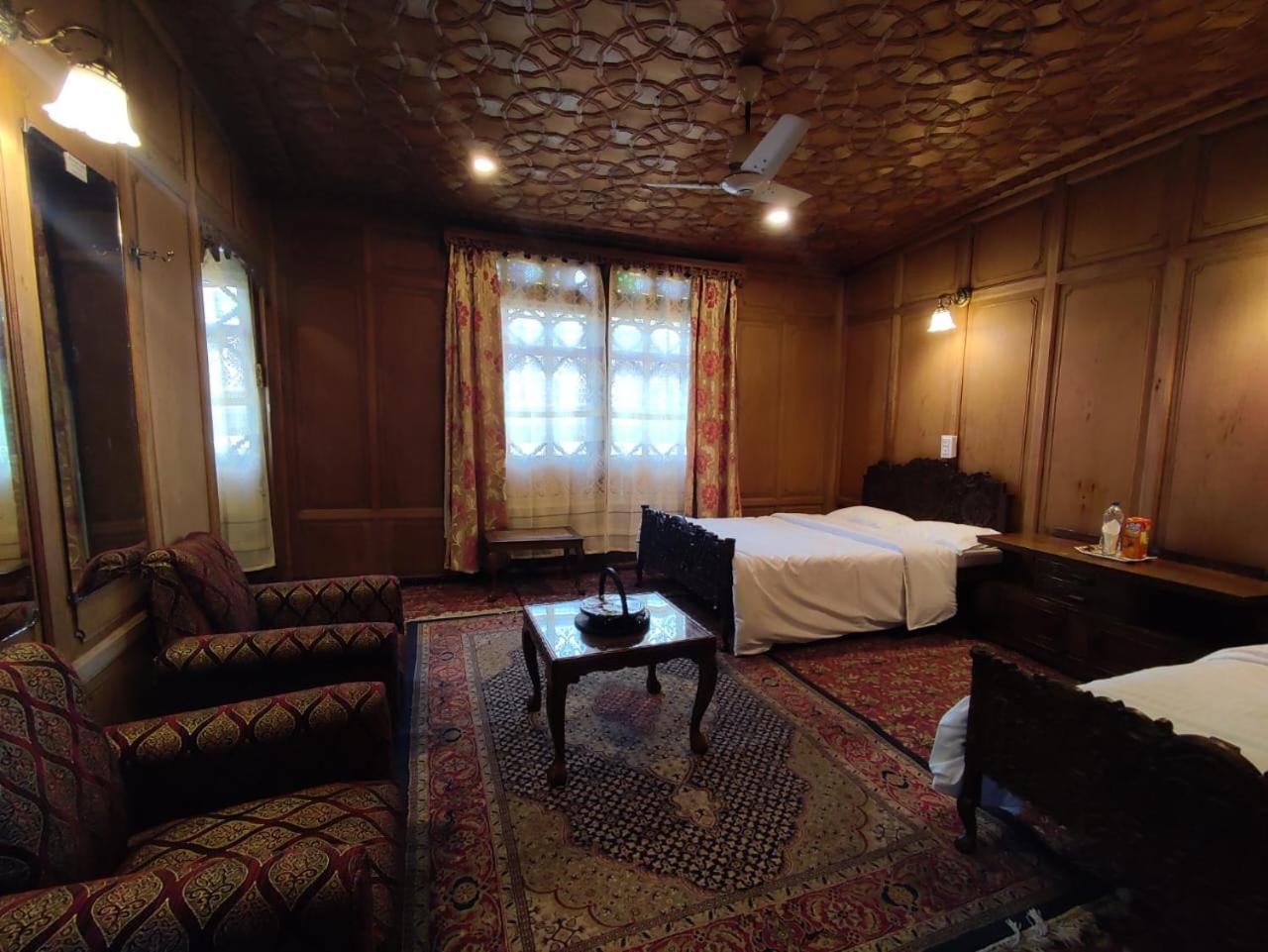 Hotel Heritage Amina Group Of Houseboats