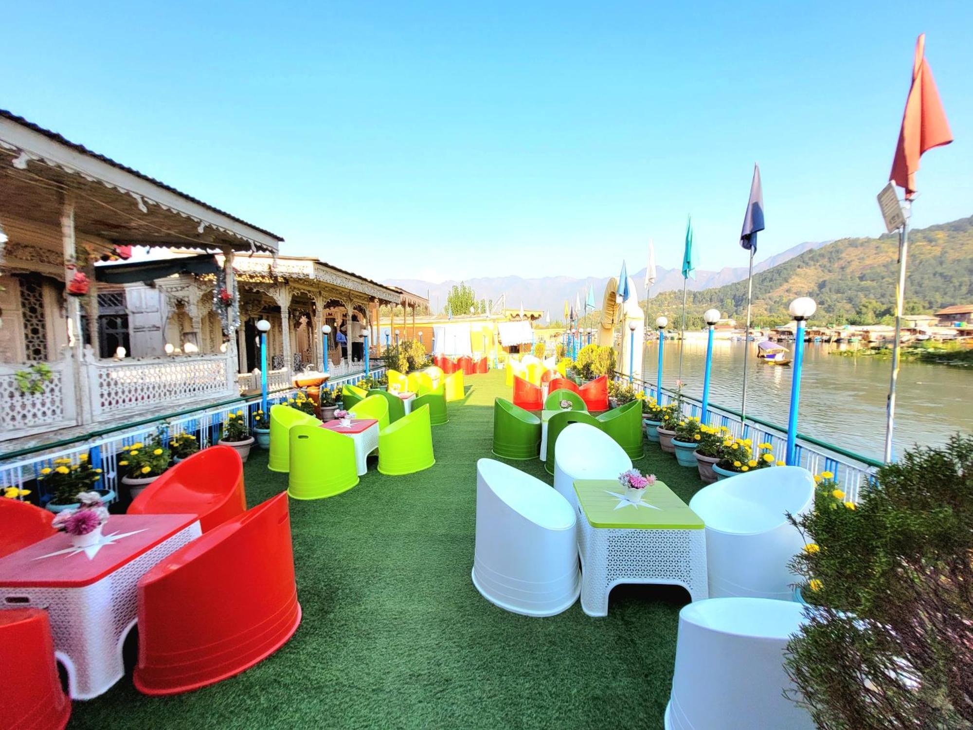Aziz Group Of Houseboats Botel