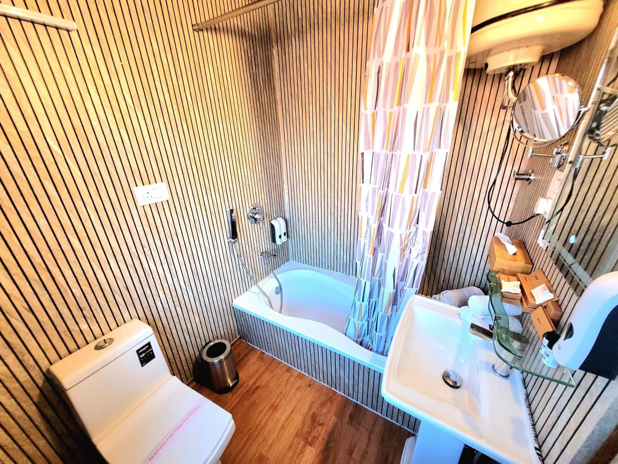 Aziz Group Of Houseboats Botel