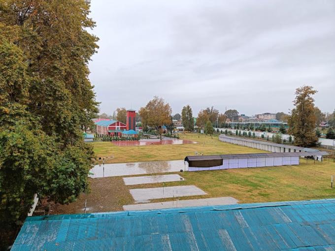 Hotel The Crystal Srinagar (Jammu and Kashmir)