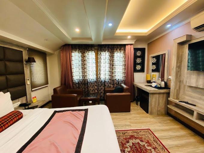 Hotel The Crystal