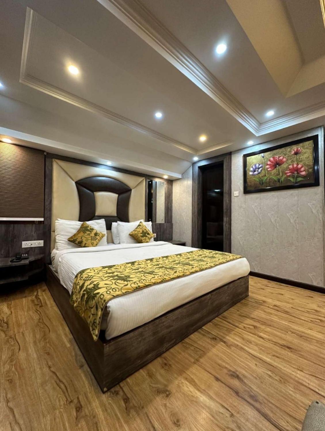 Hotel The Crystal Srinagar (Jammu and Kashmir)