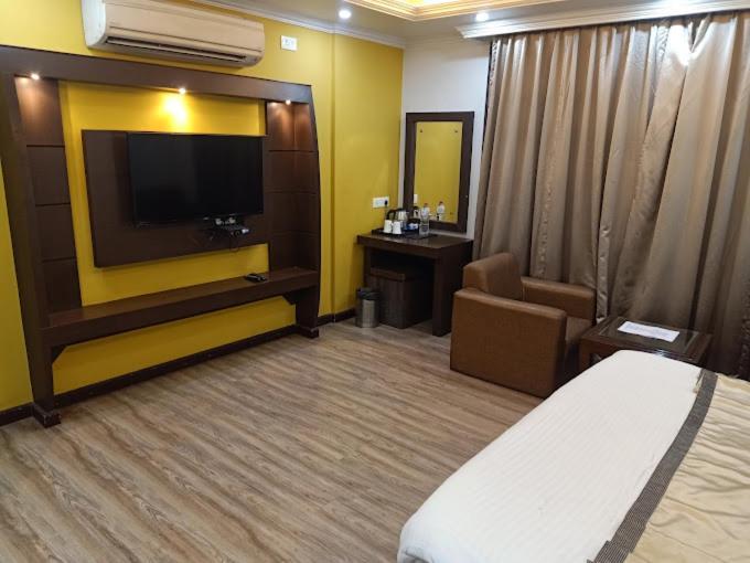 The Crystal Hotel Srinagar (Jammu and Kashmir)