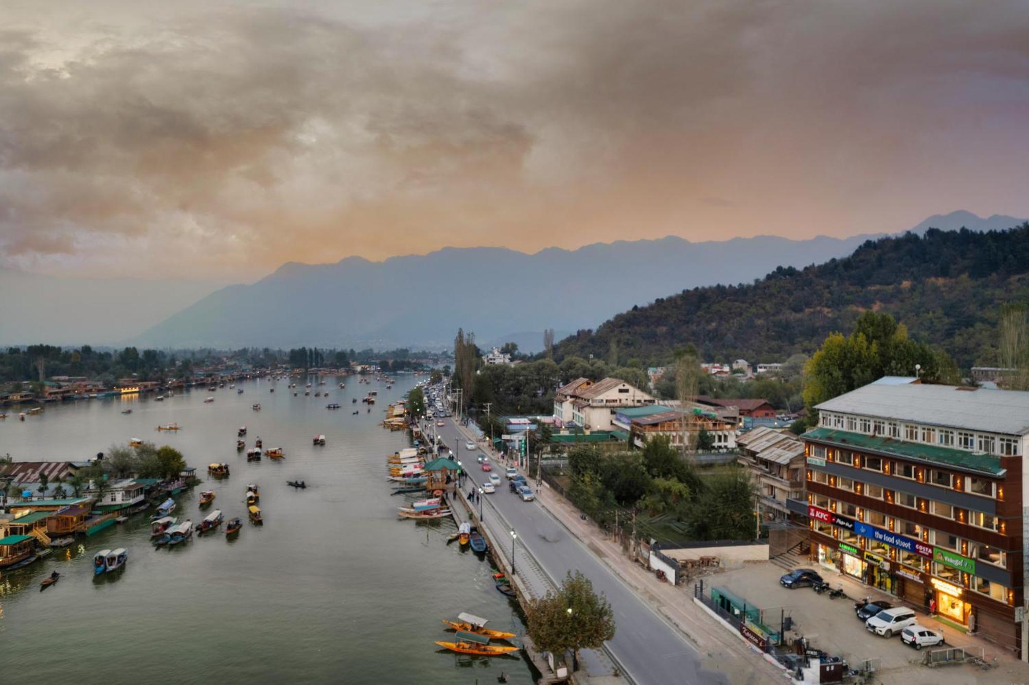 Hotel 11 Boulevard Srinagar (Jammu and Kashmir)