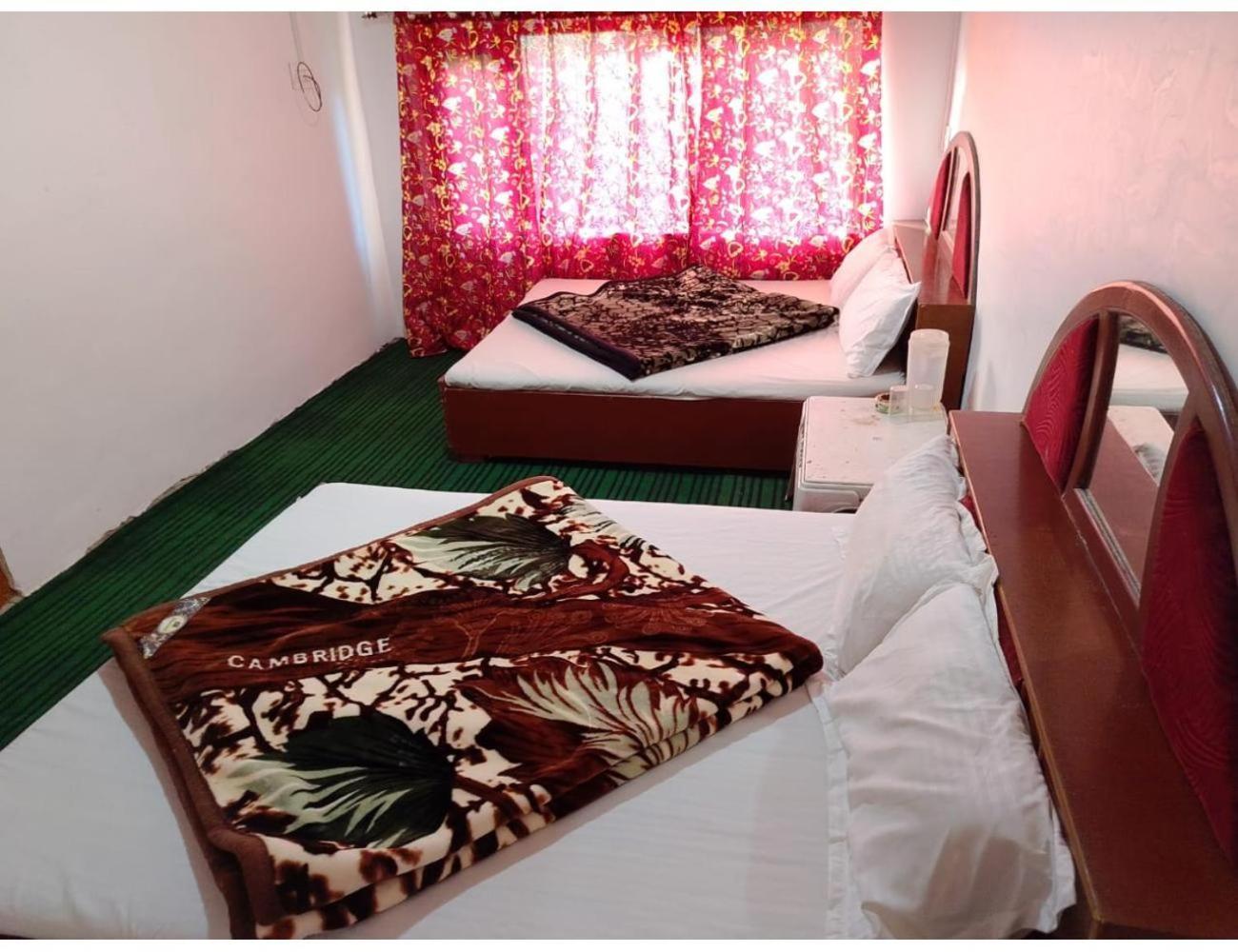 Gulzar Palace, * Srinagar (Jammu and Kashmir)