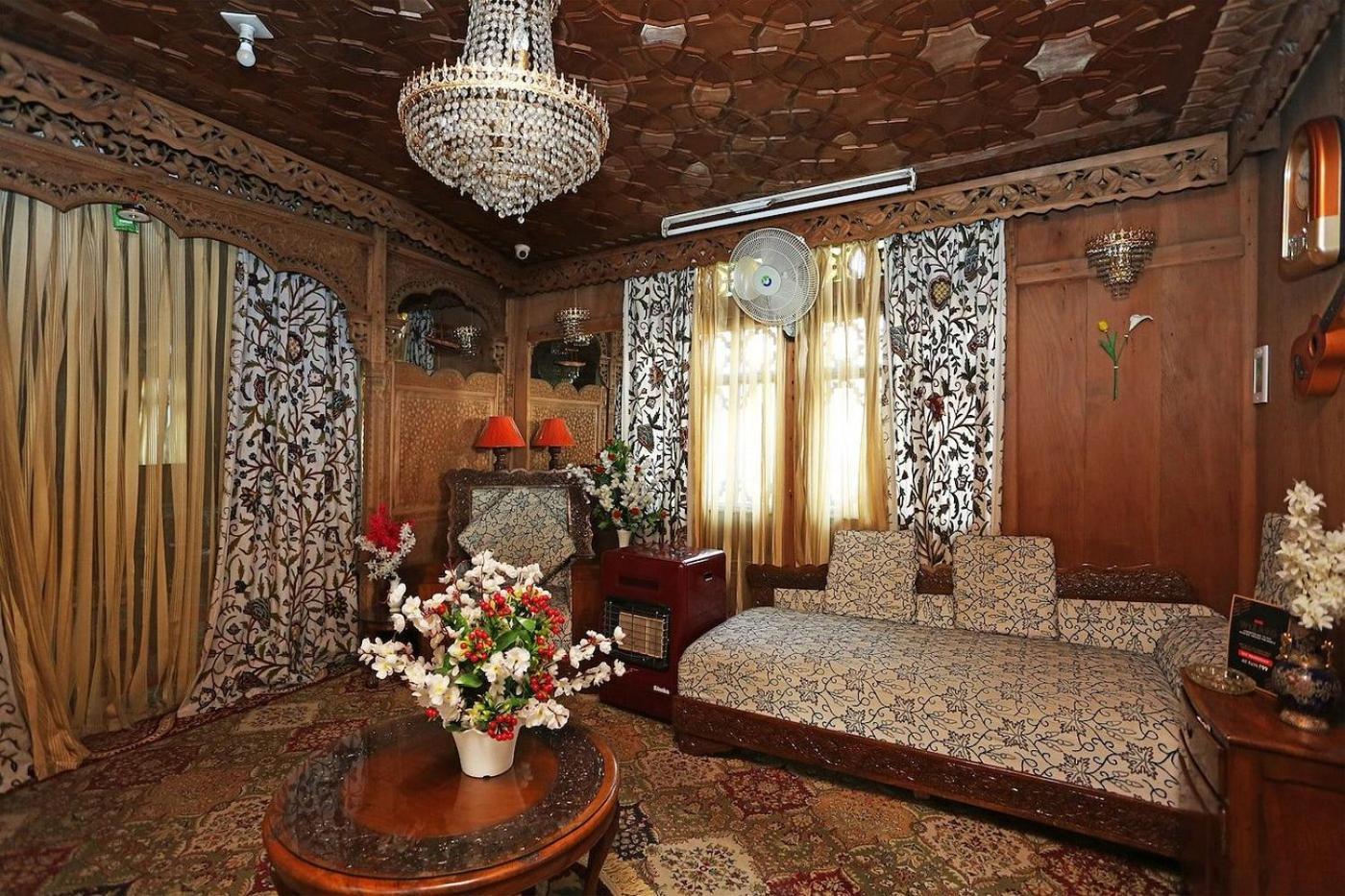 Swift Houseboats Hotel 5*