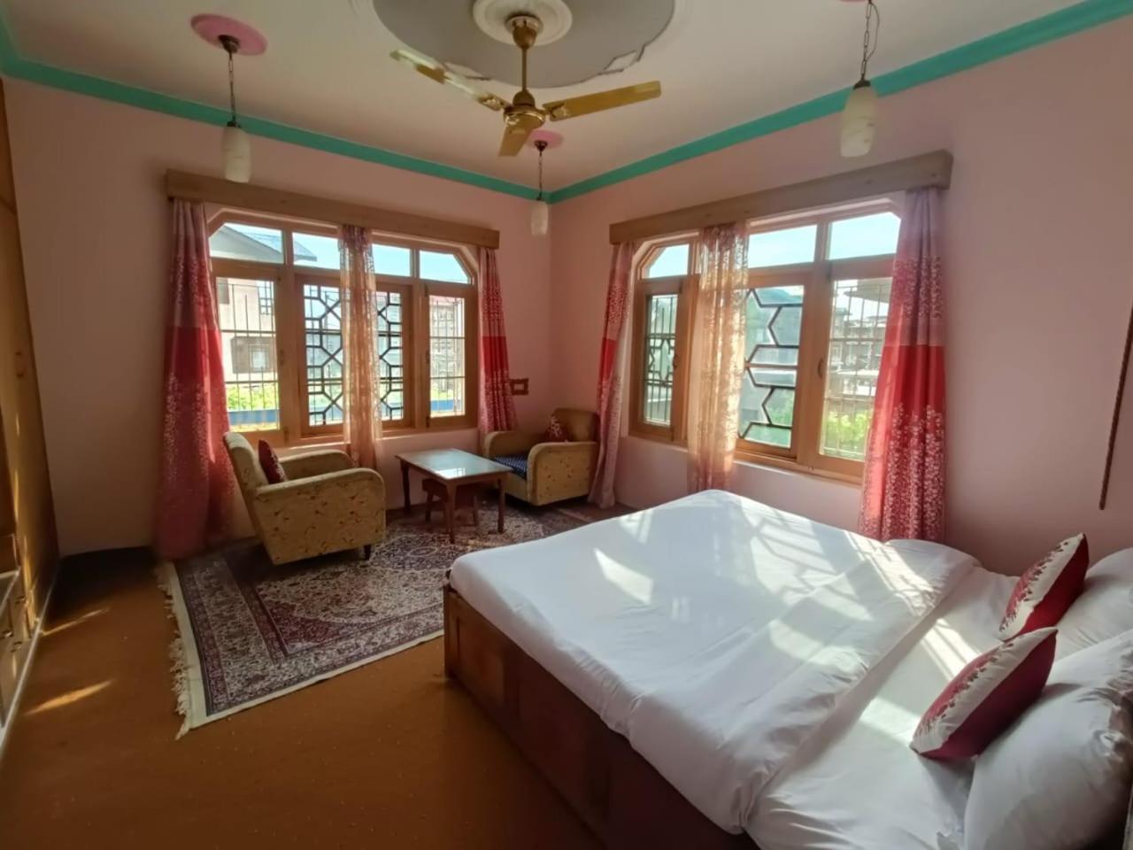 Grand Inayat Bed & Breakfast