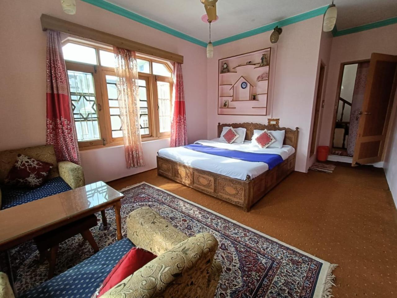 Bed & Breakfast Grand Inayat Srinagar (Jammu and Kashmir)