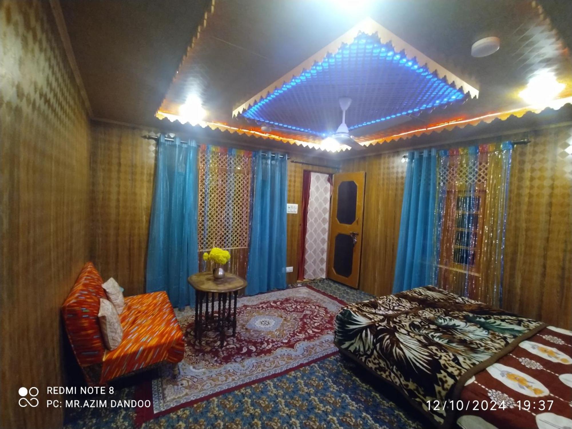 Hotel The Dreamer Destination' Houseboat