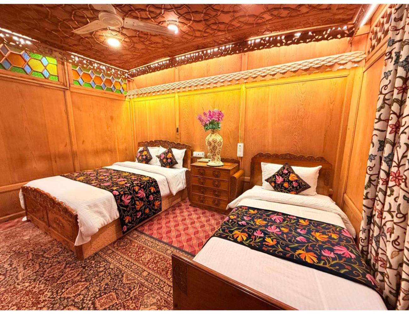 Royal Dandoo Palace, * Srinagar (Jammu and Kashmir)