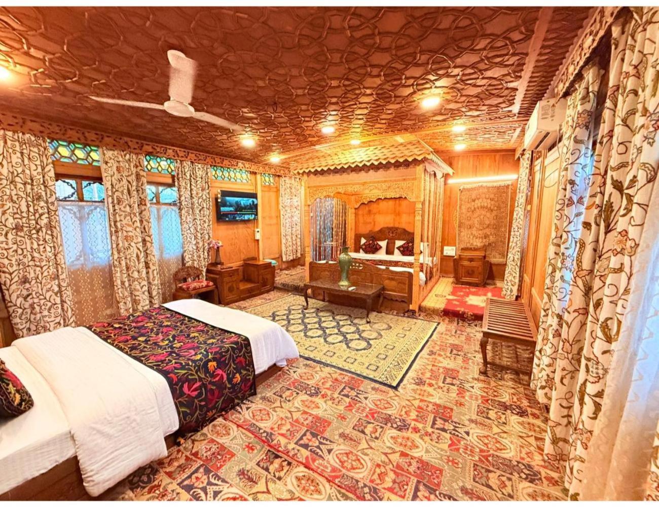 Homestay Royal Dandoo Palace, *