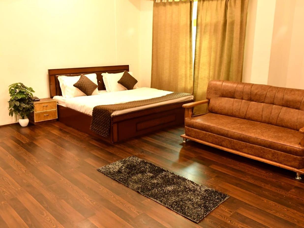 Chinar Hotel