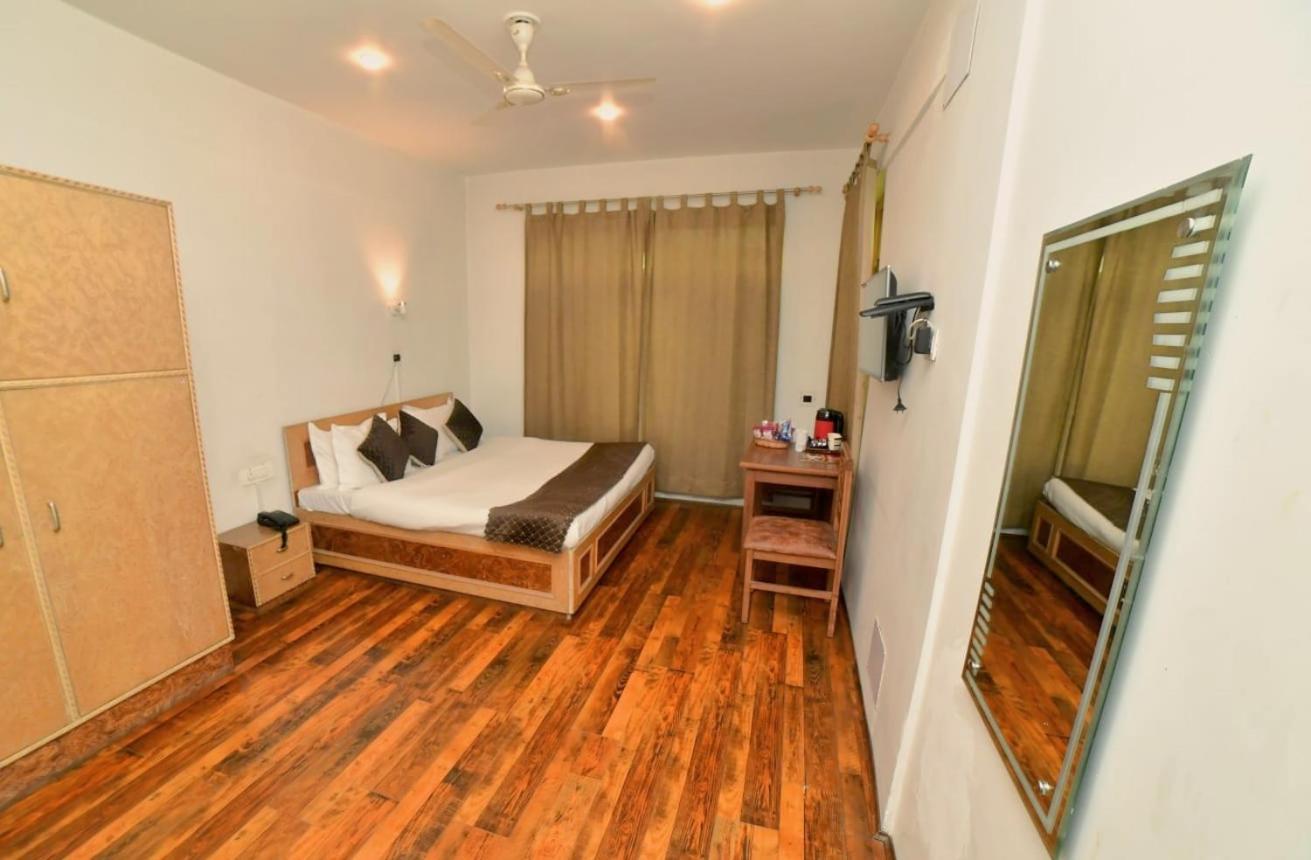 Chinar Hotel