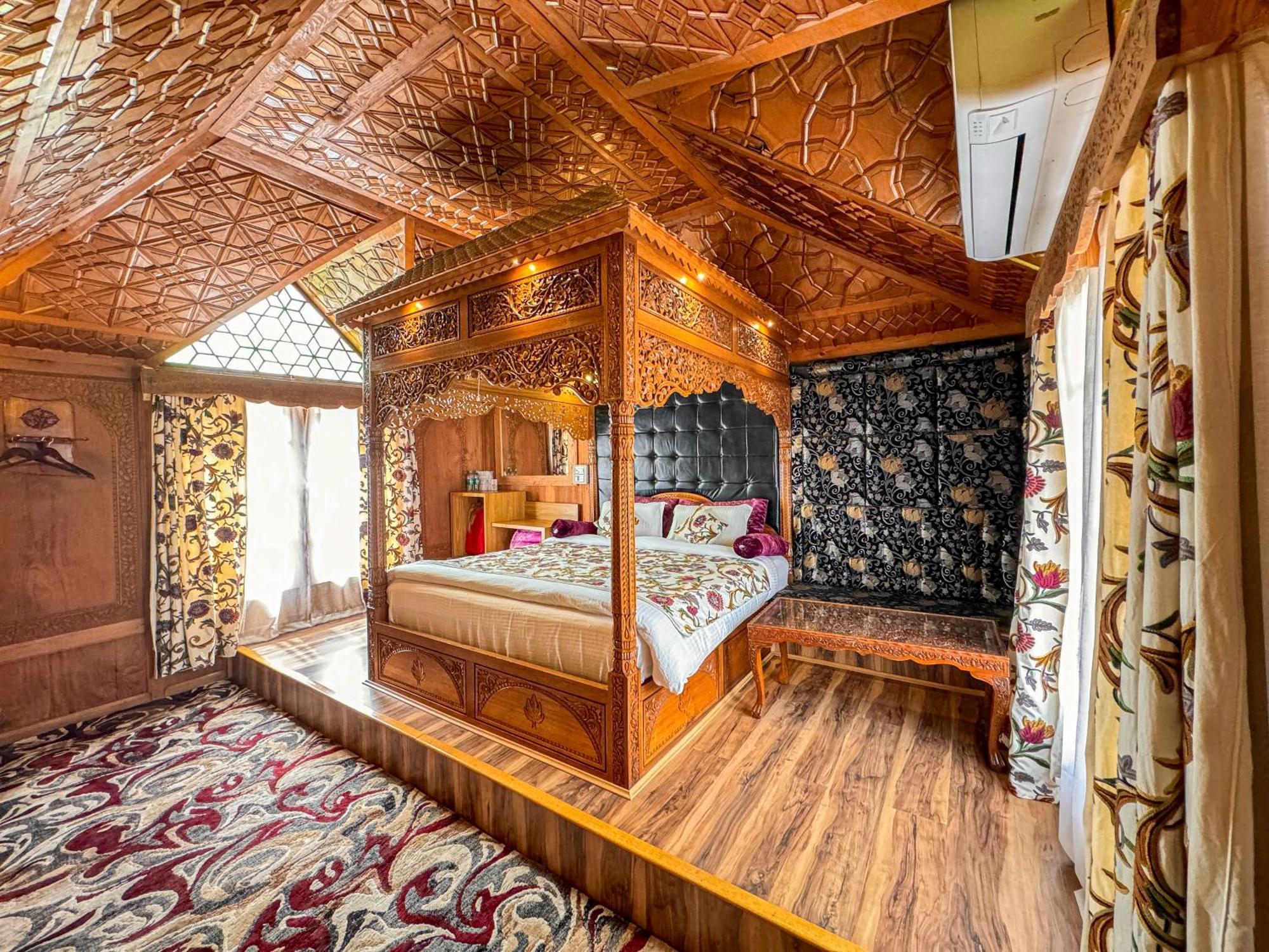 Hotel New Jacquline Heritage Houseboats 4*