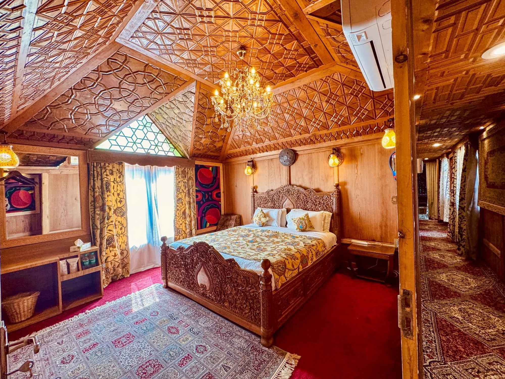 New Jacquline Heritage Houseboats Hotel Srinagar (Jammu and Kashmir)