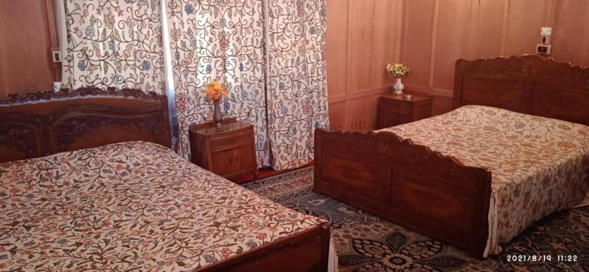 Botel Houseboat Badami *
