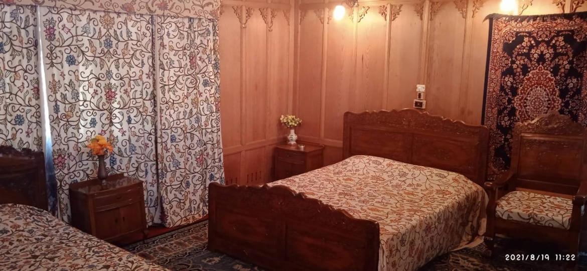 Botel Houseboat Badami Srinagar (Jammu and Kashmir)