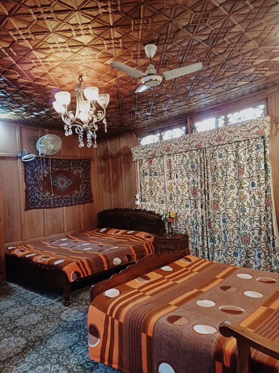 Houseboat Badami Botel