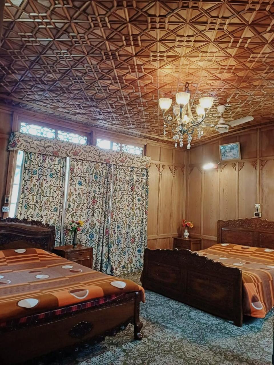 Botel Houseboat Badami *