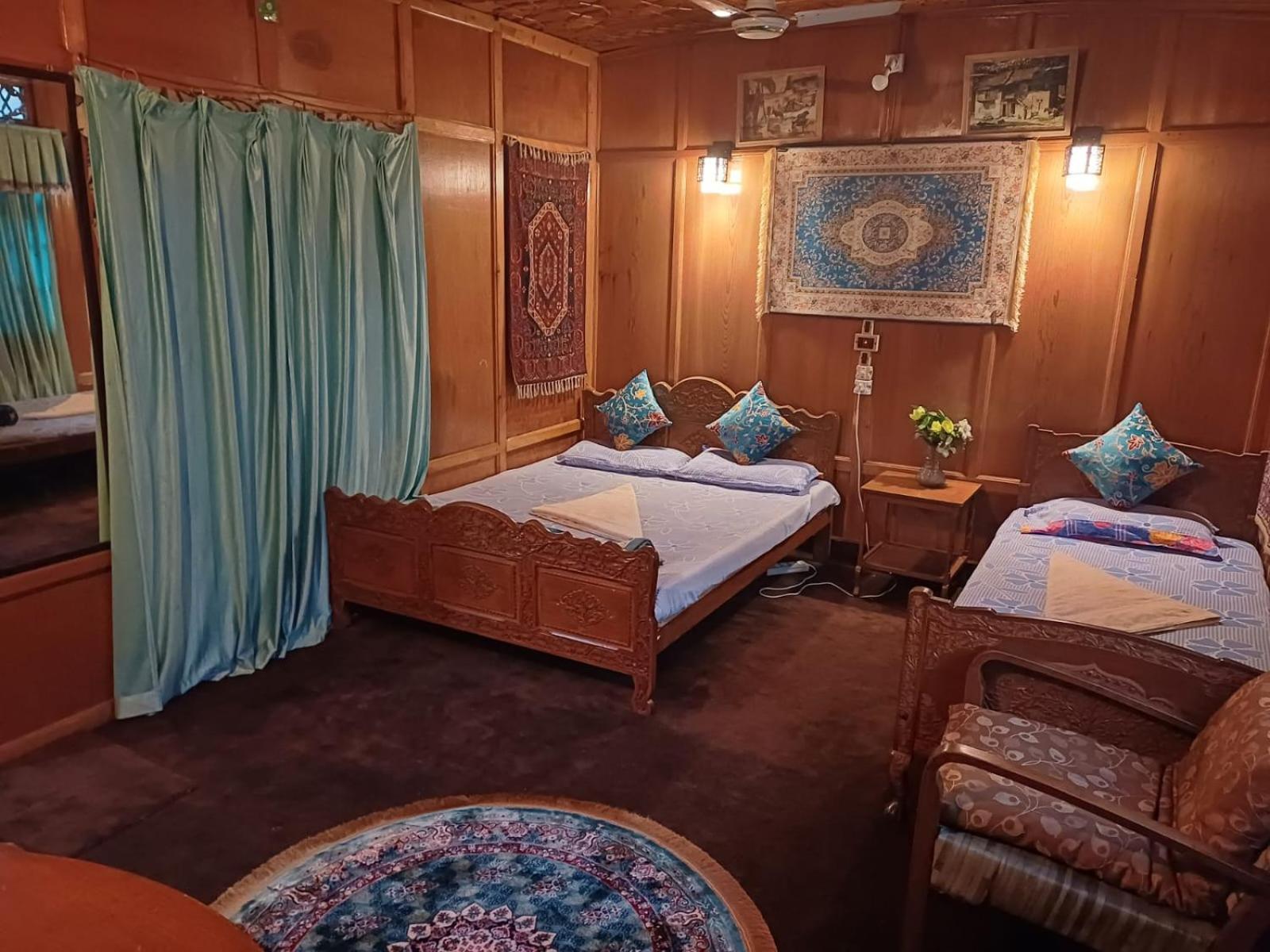 Houseboat Badami *