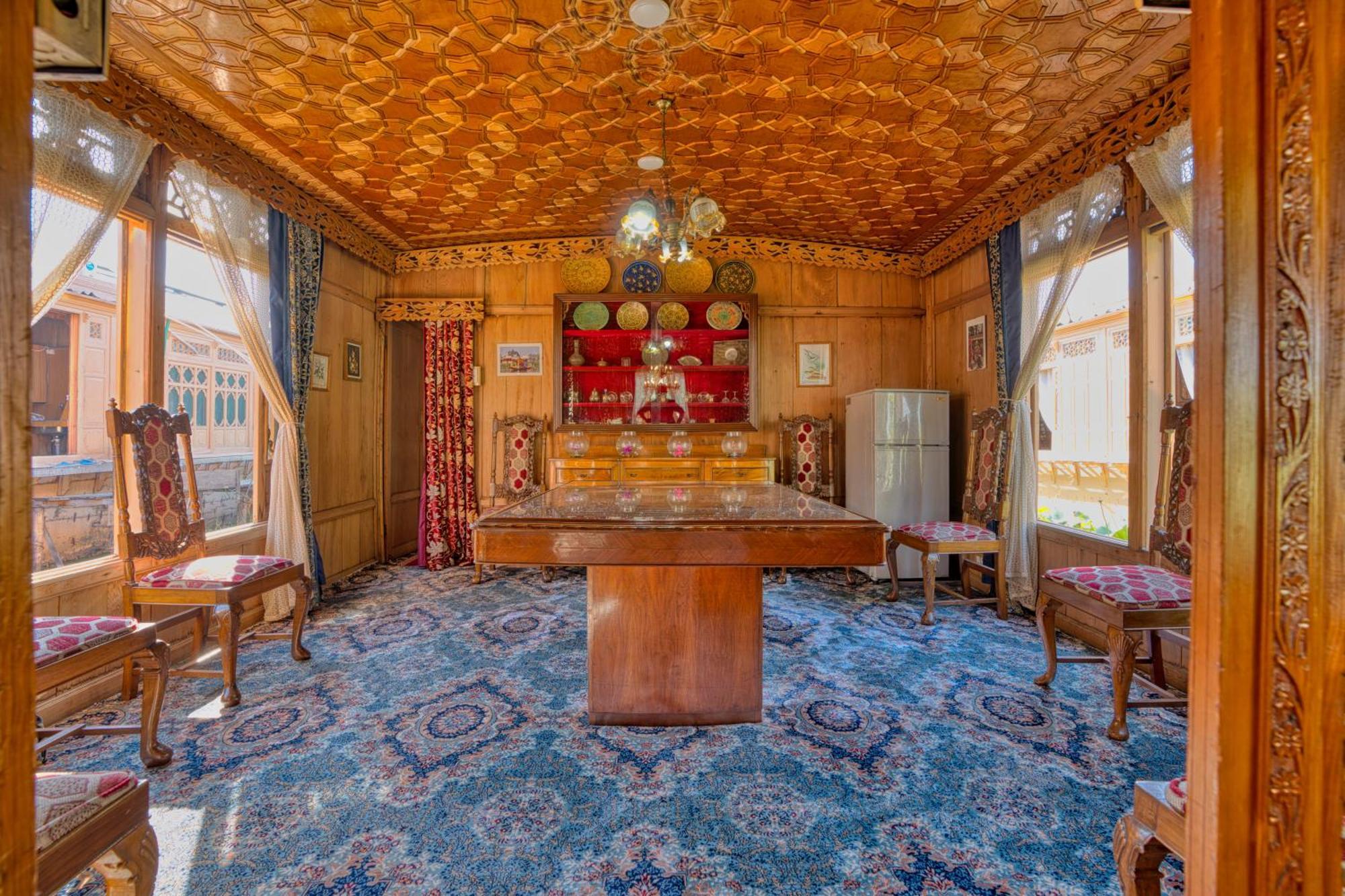 View Group Of Houseboats Hotel 4*
