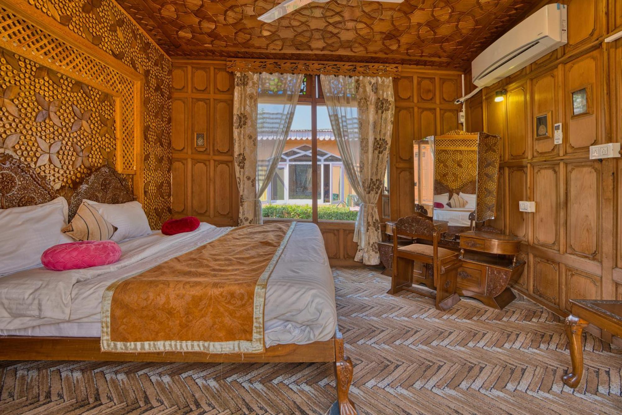 Hotel View Group Of Houseboats 4*