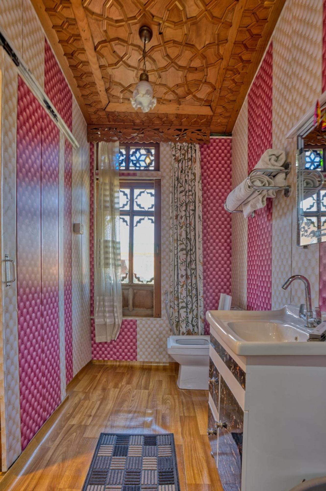 View Group Of Houseboats Hotel 4*